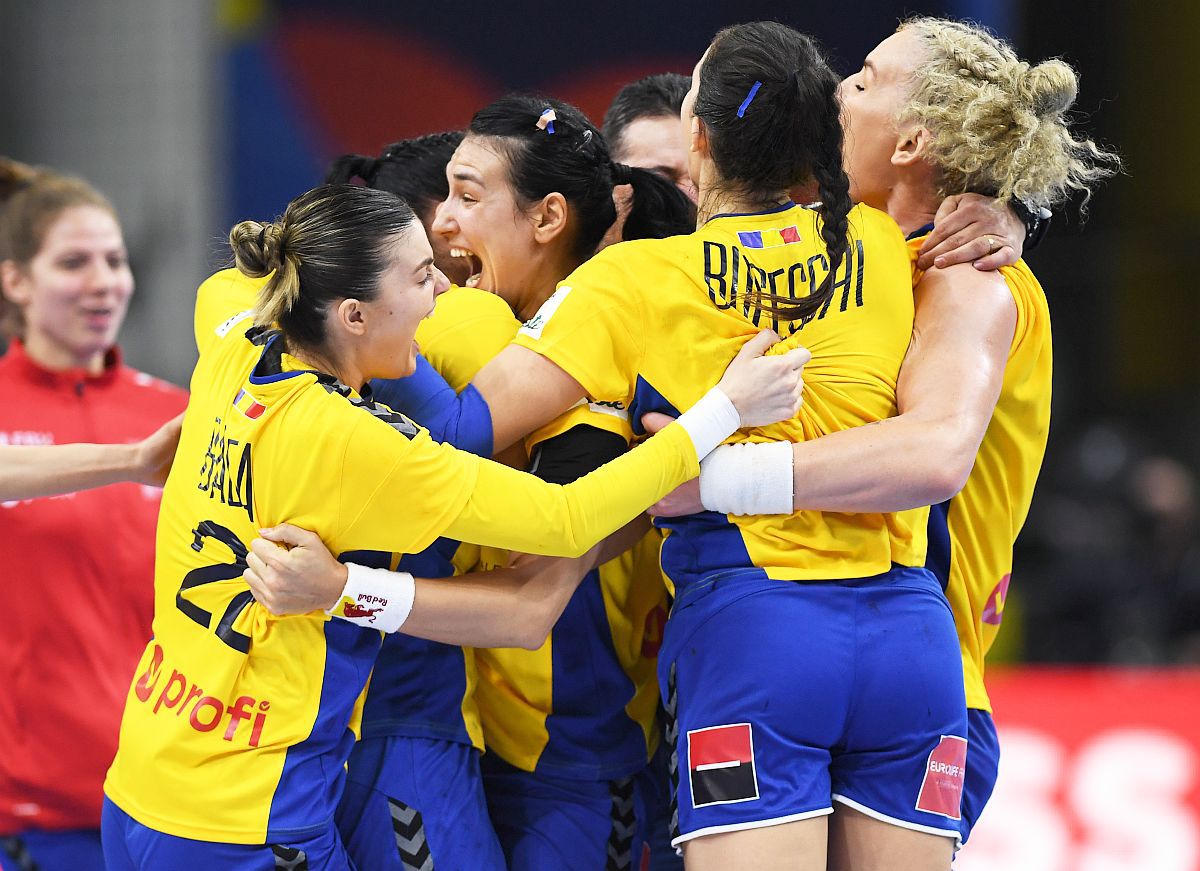 NEBUNIE totală pe teren după victoria României cu Spania! Imagini de senzație cu „Batgirl” Bazaliu, surprinse de fotoreporterul GSP