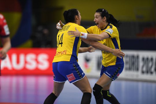 România a învins-o pe Spania, 28-27, în primul meci din grupa principală II a Campionatului European de handbal feminin. Totuși, șansele „tricolorelor” la semifinale rămân mici