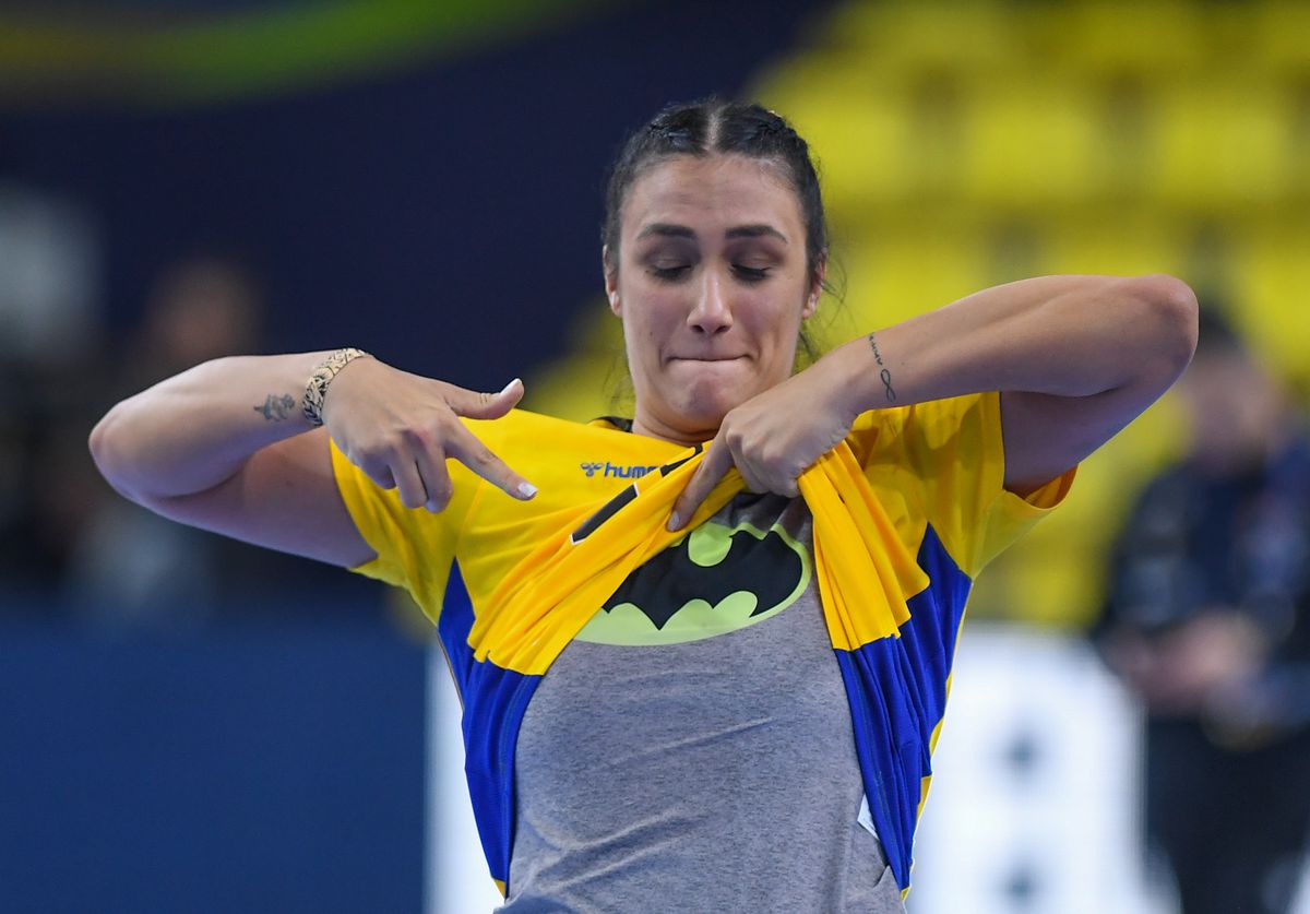 NEBUNIE totală pe teren după victoria României cu Spania! Imagini de senzație cu „Batgirl” Bazaliu, surprinse de fotoreporterul GSP