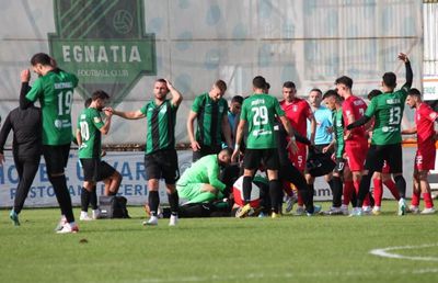 Altă tragedie la un meci de fotbal din prima divizie: un jucător de doar 28 de ani și-a pierdut viața pe teren » Paramedicii nu l-au putut salva!