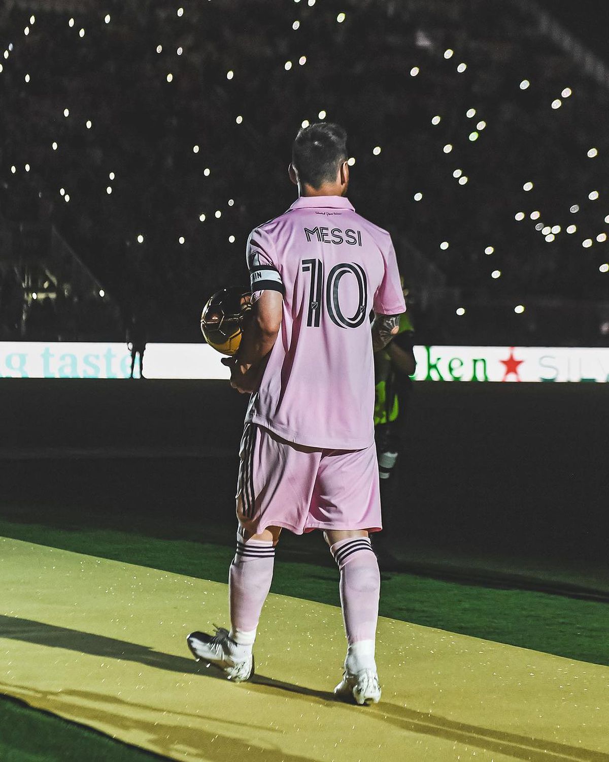 „Noapte de aur” » Lionel Messi le-a prezentat fanilor lui Inter Miami Balonul de Aur: „La anul vom lupta pentru titlu”