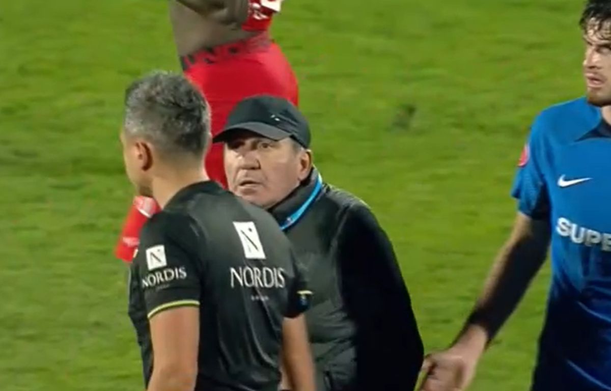 Hagi, furios după meci! A văzut ROȘU direct și l-a „fugărit” pe arbitru pe teren!