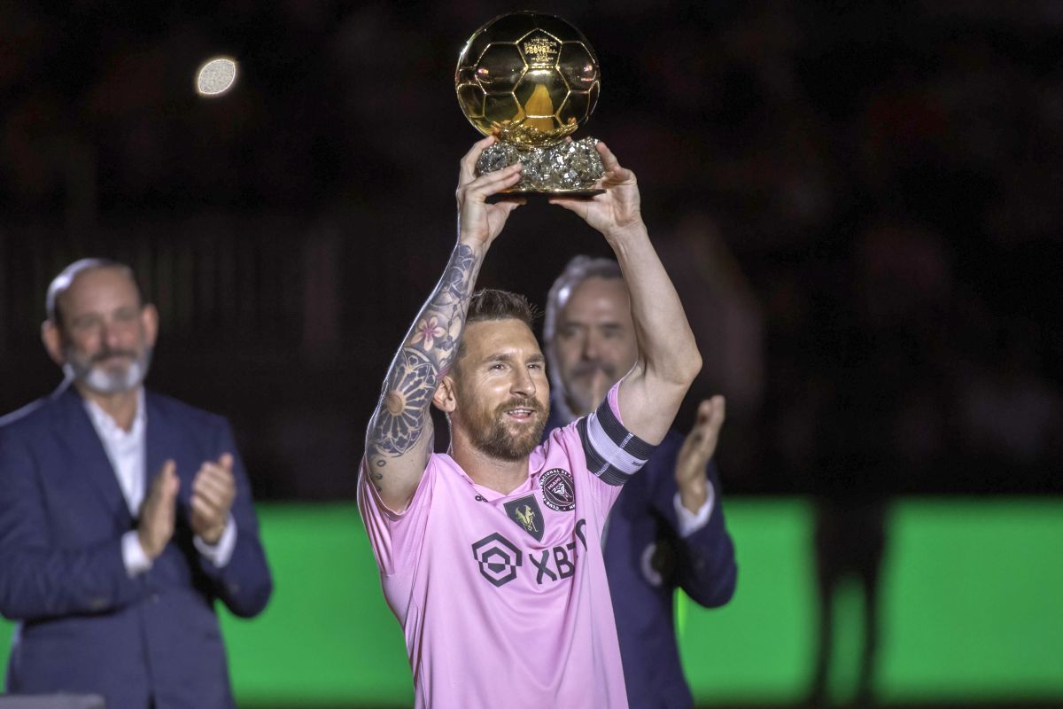 „Noapte de aur” » Lionel Messi le-a prezentat fanilor lui Inter Miami Balonul de Aur: „La anul vom lupta pentru titlu”