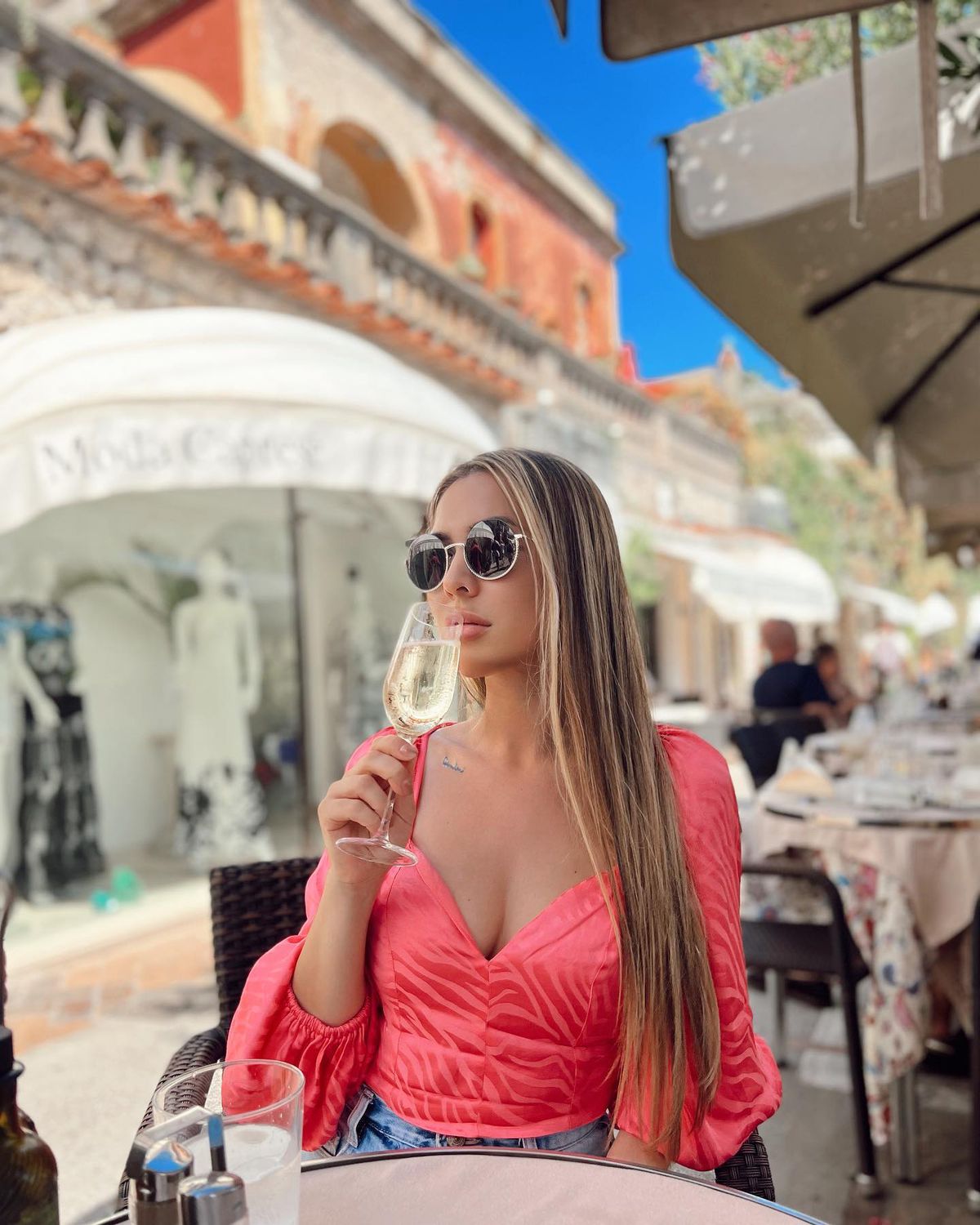 Ronna Riva, apariție incendiară la finala Cupei! Cum s-a îmbrăcat artista îndrăgostită de Rapid: „Fotbal și toate bunătățile”