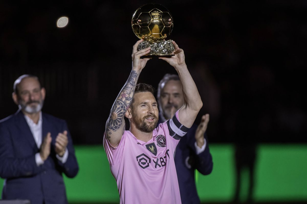 „Noapte de aur” » Lionel Messi le-a prezentat fanilor lui Inter Miami Balonul de Aur: „La anul vom lupta pentru titlu”