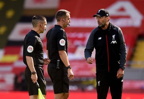 David Coote, admonestat de Jurgen Klopp în timpul unui meci jucat ân noiembrie 2023 / Foto: Imago