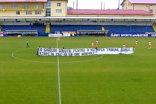 Protest în fotbalul românesc! Jucătorii Stelei n-au mai rezistat și au intrat pe teren cu un banner categoric