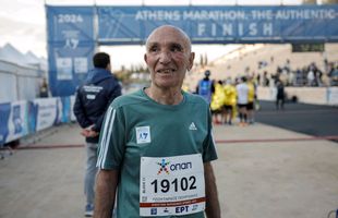 Un grec în vârstă de 88 de ani a reușit o cursă inspirațională la Maratonul din Atena: a terminat în 6 ore și jumătate