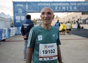 Un grec în vârstă de 88 de ani a reușit o cursă inspirațională la Maratonul din Atena: a terminat în 6 ore și jumătate