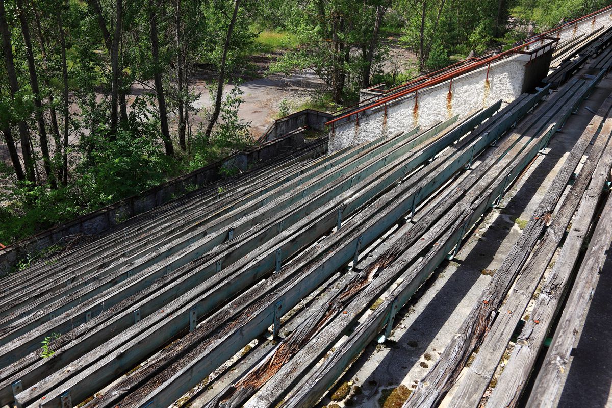Imagini ca din filmele de groază la stadionul-fantomă din Pripyat, la 40 de ani de la dezastrul nuclear de la Cernobîl