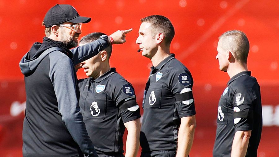 Un arbitru din Premier League, suspendat din cauza unui clip controversat » Ar rosti jigniri scandaloase la adresa lui Liverpool și a lui Klopp: „Este o echipă de rahat, cu managerul p****i!”