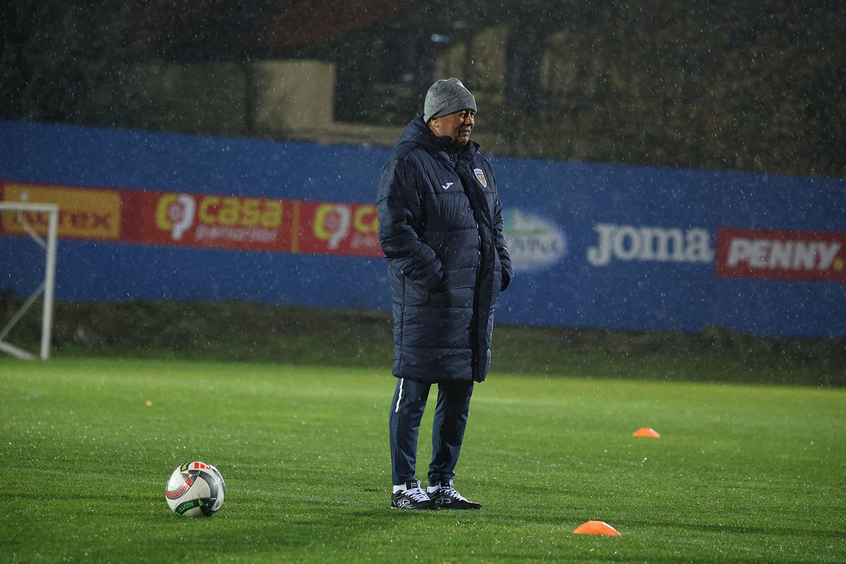 Mircea Lucescu a sunat adunarea la naționala României! Imagini din ploaie de la primul antrenament al tricolorilor