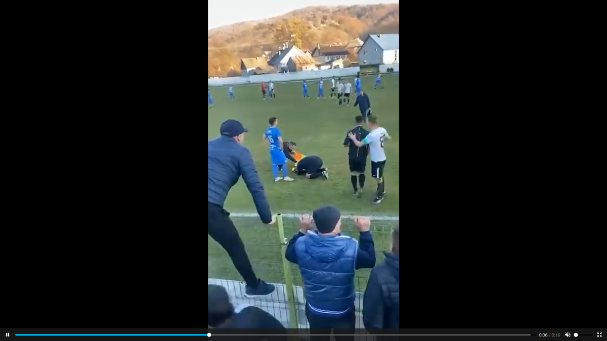 Astfel de scene n-ar trebui să existe în fotbal! » Arbitrul, bătut de un jucător la un meci din România: a suferit o dublă fractură de mandibulă