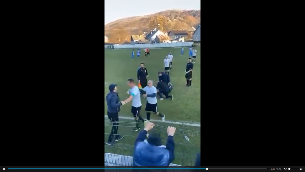 Astfel de scene n-ar trebui să existe în fotbal! » Arbitrul, bătut de un jucător la un meci din România: a suferit o dublă fractură de mandibulă