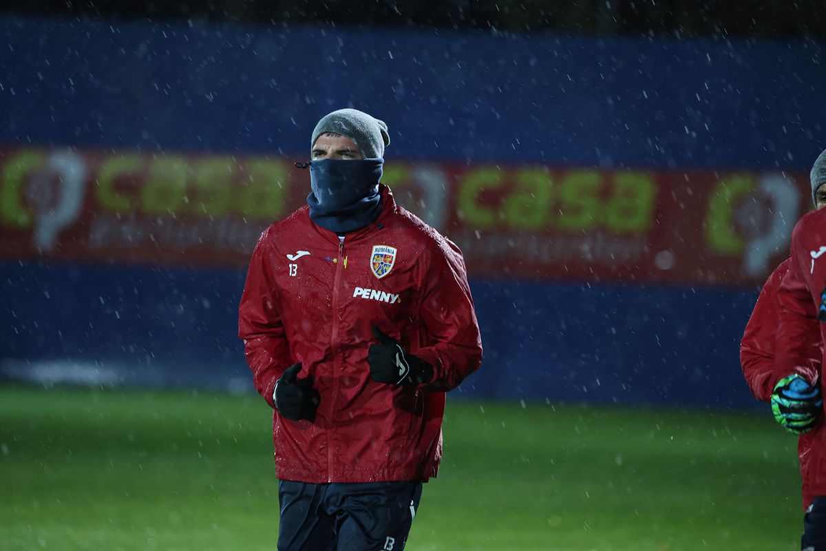 Mircea Lucescu a sunat adunarea la naționala României! Imagini din ploaie de la primul antrenament al tricolorilor