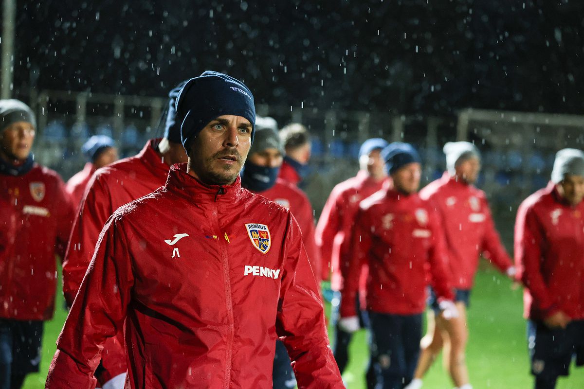 Mircea Lucescu a sunat adunarea la naționala României! Imagini din ploaie de la primul antrenament al tricolorilor