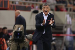 Antrenorul lui Olympiacos Pireu, avertisment pentru FCSB: „A fost cel mai bun meci al nostru” + record negativ pentru Răzvan Lucescu