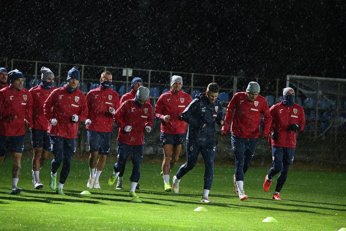 Mircea Lucescu a sunat adunarea la naționala României! Imagini din ploaie de la primul antrenament al tricolorilor