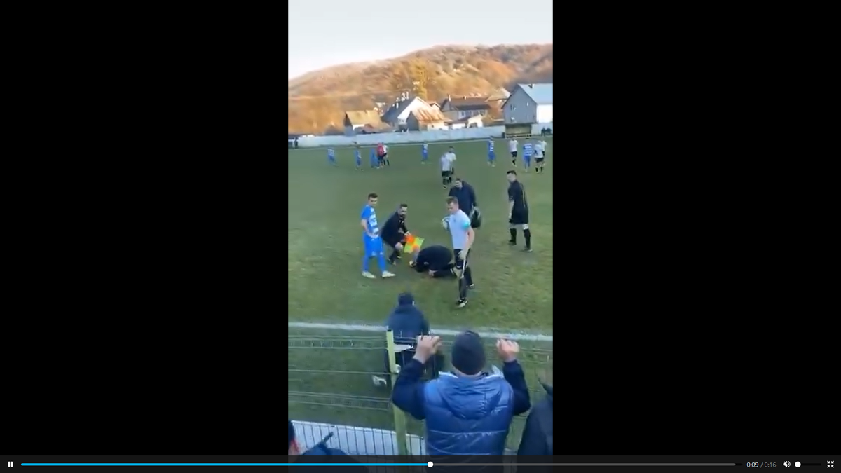 Astfel de scene n-ar trebui să existe în fotbal! » Arbitrul, bătut de un jucător la un meci din România: a suferit o dublă fractură de mandibulă