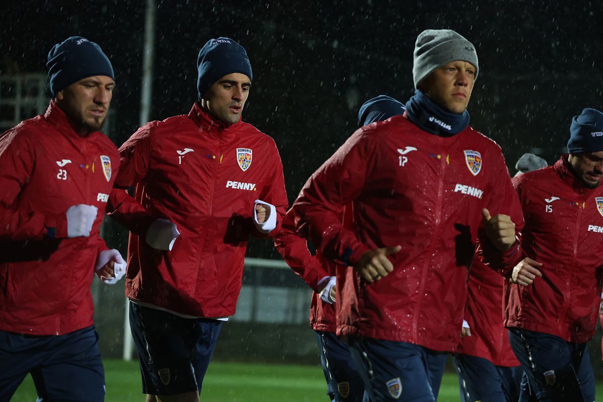 Mircea Lucescu a sunat adunarea la naționala României! Imagini din ploaie de la primul antrenament al tricolorilor