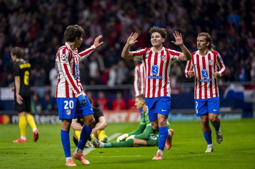 Giuliano Simeone (nr. 20) și Julian Alvarez sărbătoresc un gol marcat în contul lui Atletico / Foto: Imago