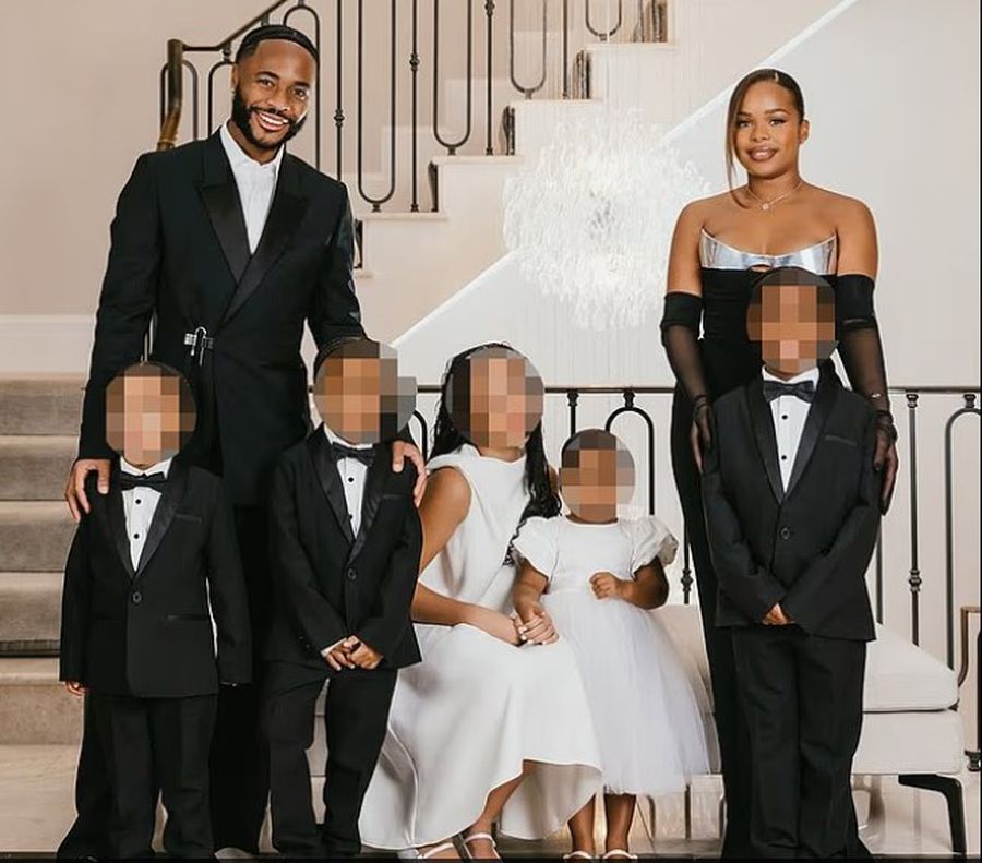 Raheem Sterling, împreună cu soția și cei trei copii Hoții i-au spart casa crezând că e la meci! Jucătorul lui Chelsea s-a apărat cu un cuțit pentru a-și proteja familia