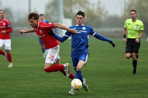 Valentin Robu, în duel cu Răzvan Pașcalău, în ultima partidă de Liga a 2-a dintre CS Dinamo și Metalul Buzău (0-2) // foto:sportpictures.eu