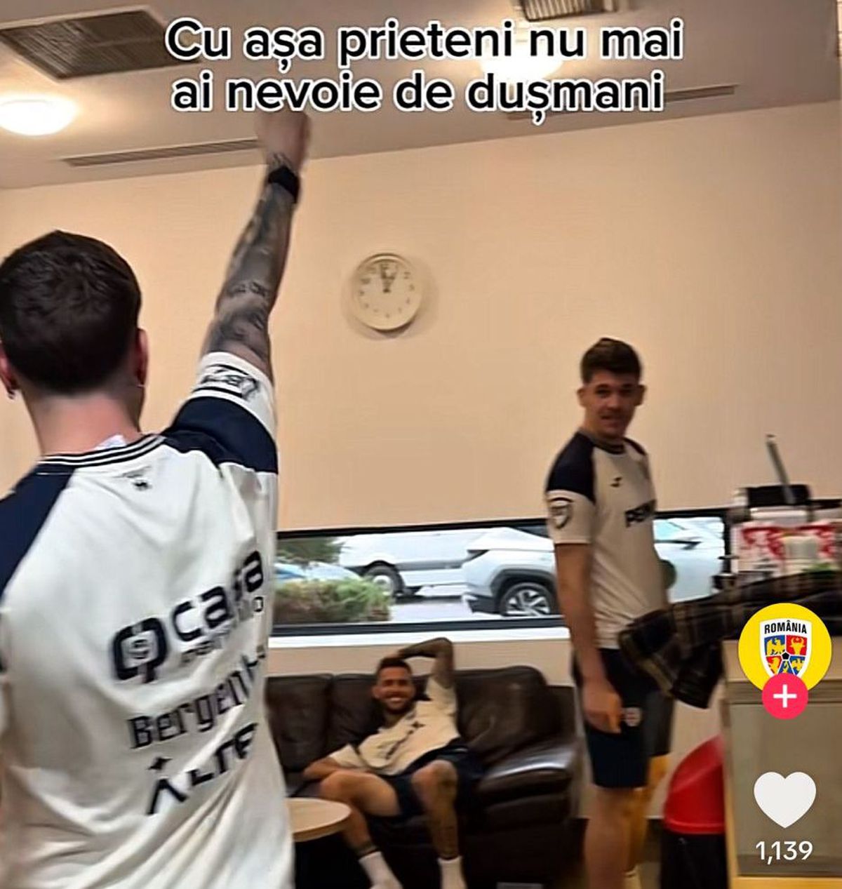 A râs de față cu toată lumea de Bîrligea: „Uite-l pe Daniel, e Statuia Libertății” / „Ce panaramă ești” » Clipul a fost șters, dar avem imaginile