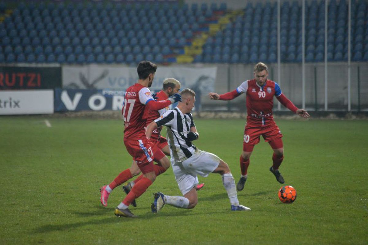 FOTO Ce nu s-a văzut la TV » Moment stânjenitor, la debut, cu noua vedetă de la FC Botoșani, sirianul adus să vândă tricouri!