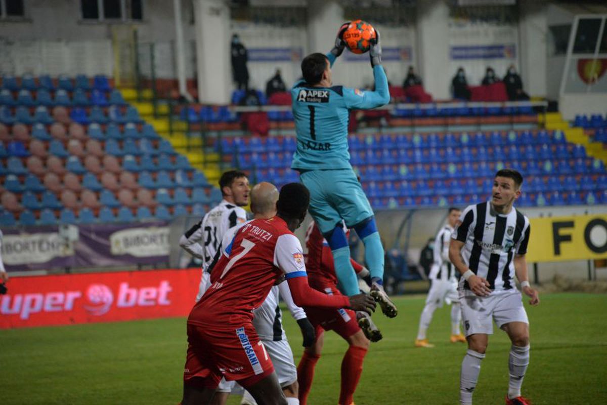 FOTO Ce nu s-a văzut la TV » Moment stânjenitor, la debut, cu noua vedetă de la FC Botoșani, sirianul adus să vândă tricouri!