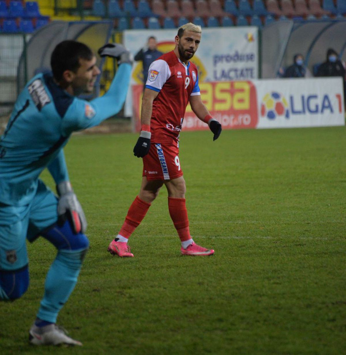 FOTO Ce nu s-a văzut la TV » Moment stânjenitor, la debut, cu noua vedetă de la FC Botoșani, sirianul adus să vândă tricouri!