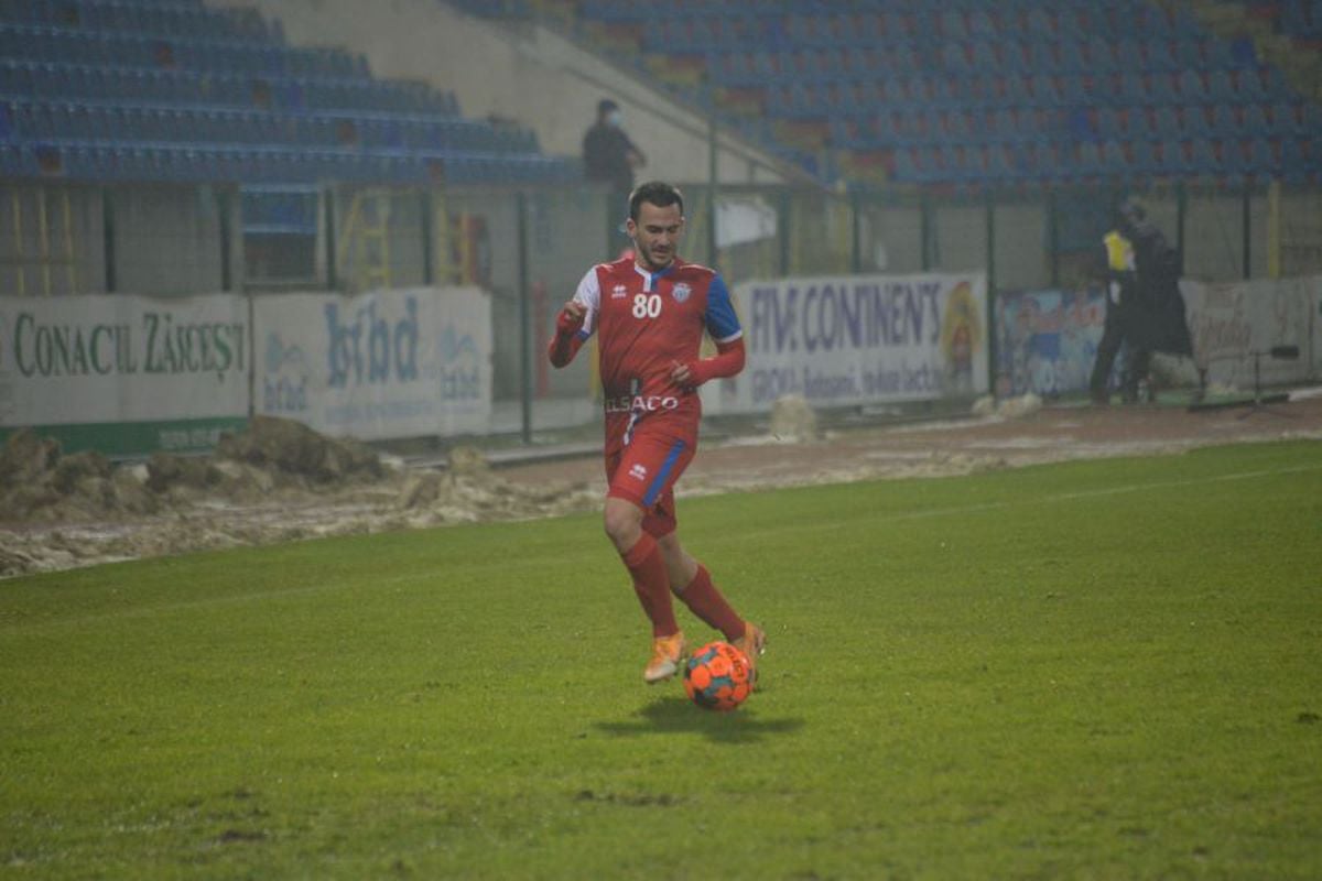 FOTO Ce nu s-a văzut la TV » Moment stânjenitor, la debut, cu noua vedetă de la FC Botoșani, sirianul adus să vândă tricouri!