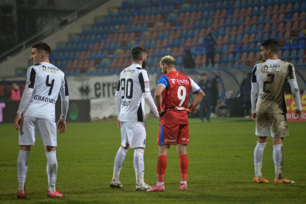 FOTO Ce nu s-a văzut la TV » Moment stânjenitor, la debut, cu noua vedetă de la FC Botoșani, sirianul adus să vândă tricouri!