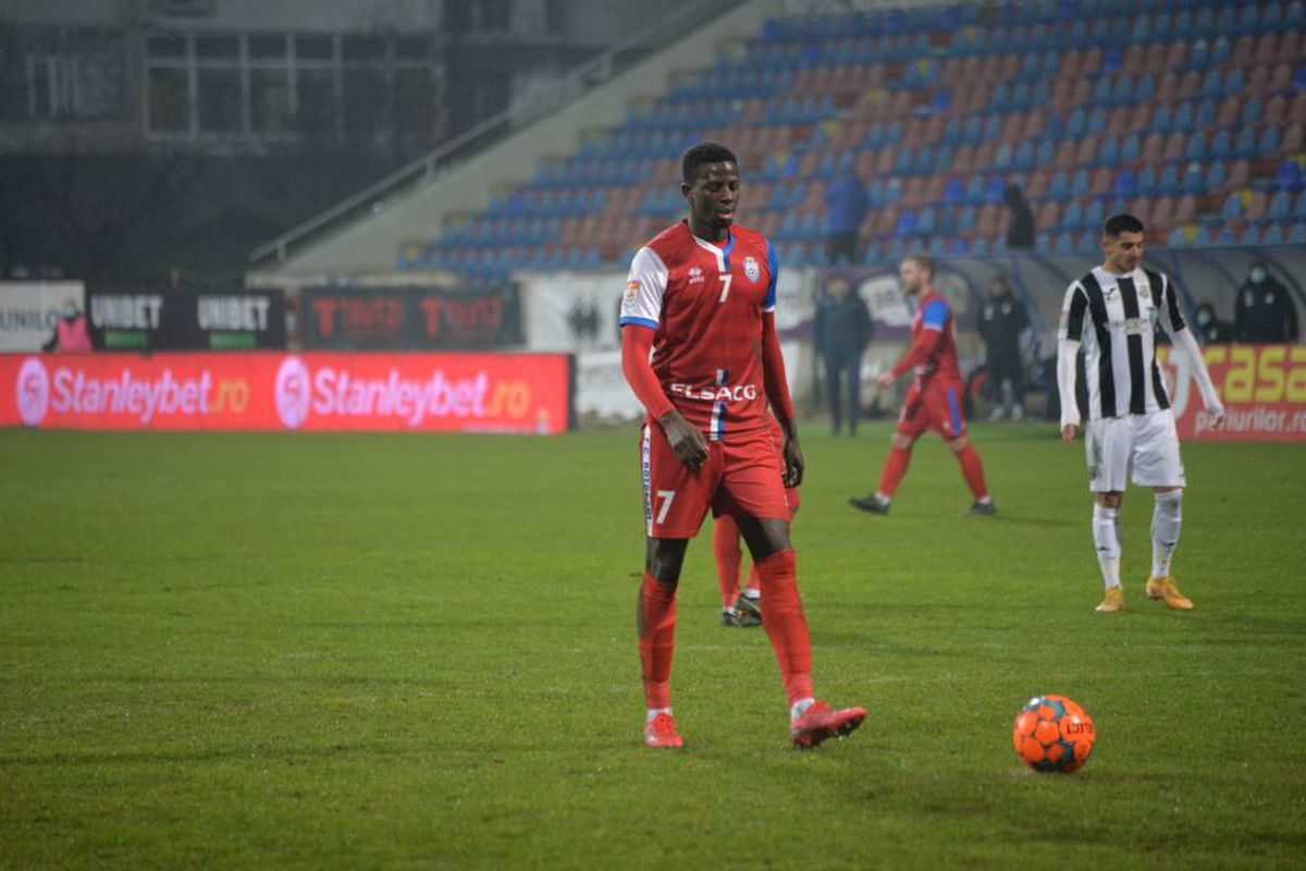 FOTO Ce nu s-a văzut la TV » Moment stânjenitor, la debut, cu noua vedetă de la FC Botoșani, sirianul adus să vândă tricouri!
