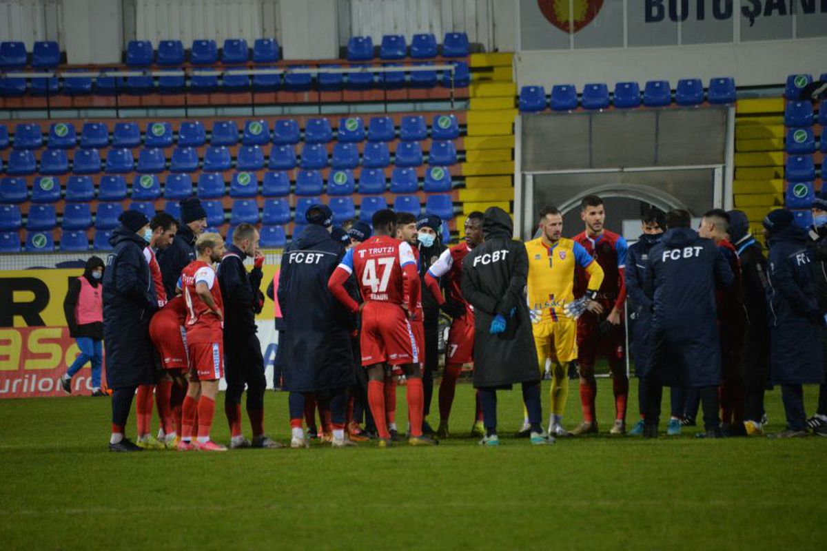 FOTO Ce nu s-a văzut la TV » Moment stânjenitor, la debut, cu noua vedetă de la FC Botoșani, sirianul adus să vândă tricouri!