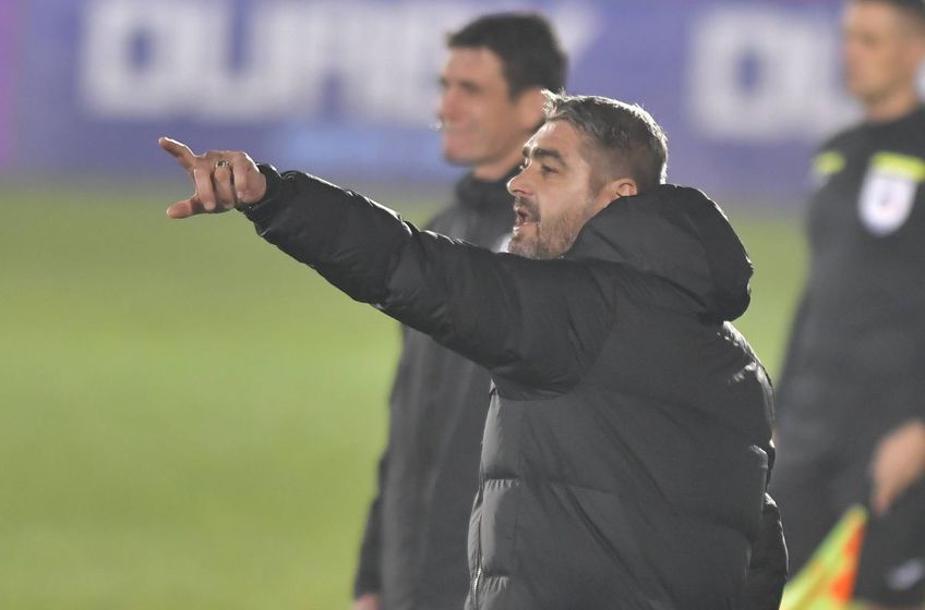 Liviu Ciobotariu (50 de ani) a fost mulțumit de prestația elevilor săi din FC Voluntari - CSU Craiova 1-1. Antrenorul ilfovenilor l-a contrazis pe Laurențiu Reghecampf (46 de ani), după ce omologul lui s-a plâns de arbitraj.