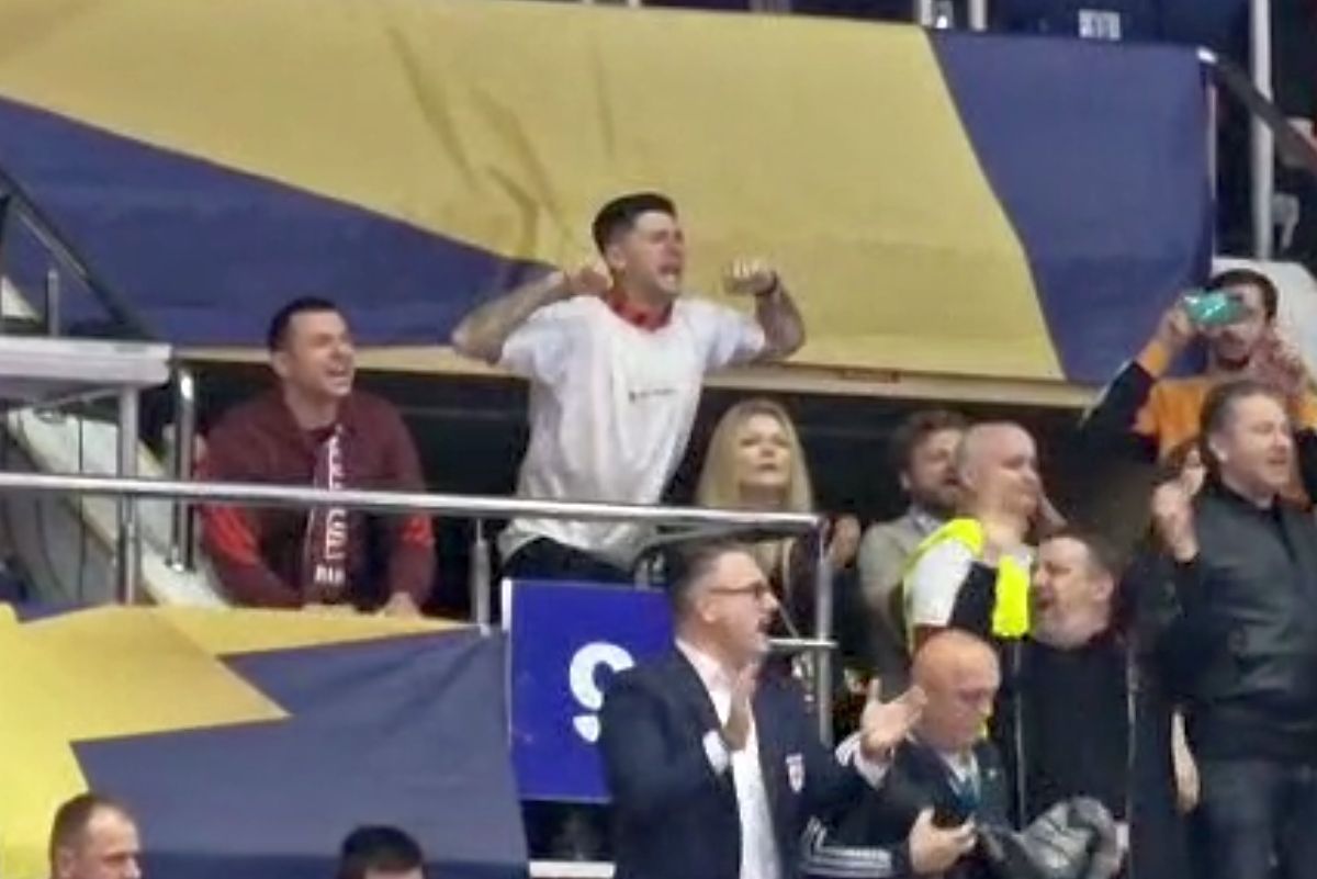Cristi Săpunaru, dezlănțuit la „Polivalentă” » Imagini spectaculoase cu căpitanul Rapidului: ultras veritabil la duelul handbalistelor cu Gyor
