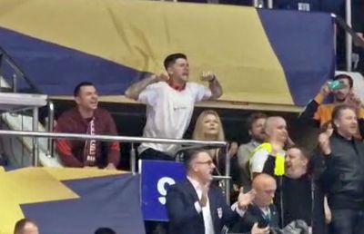 Cristi Săpunaru, dezlănțuit la „Polivalentă” » Imagini spectaculoase cu căpitanul Rapidului: ultras veritabil la duelul handbalistelor cu Gyor