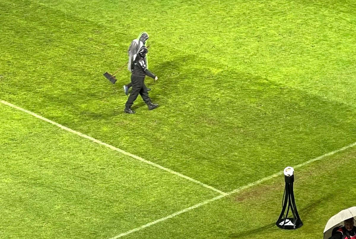 Chindia Târgoviște - FCSB 0-2. Ploaie și belșug » Roș-albaștrii câștigă în „mocirla” de la Ploiești și urcă pe podium! Cronica