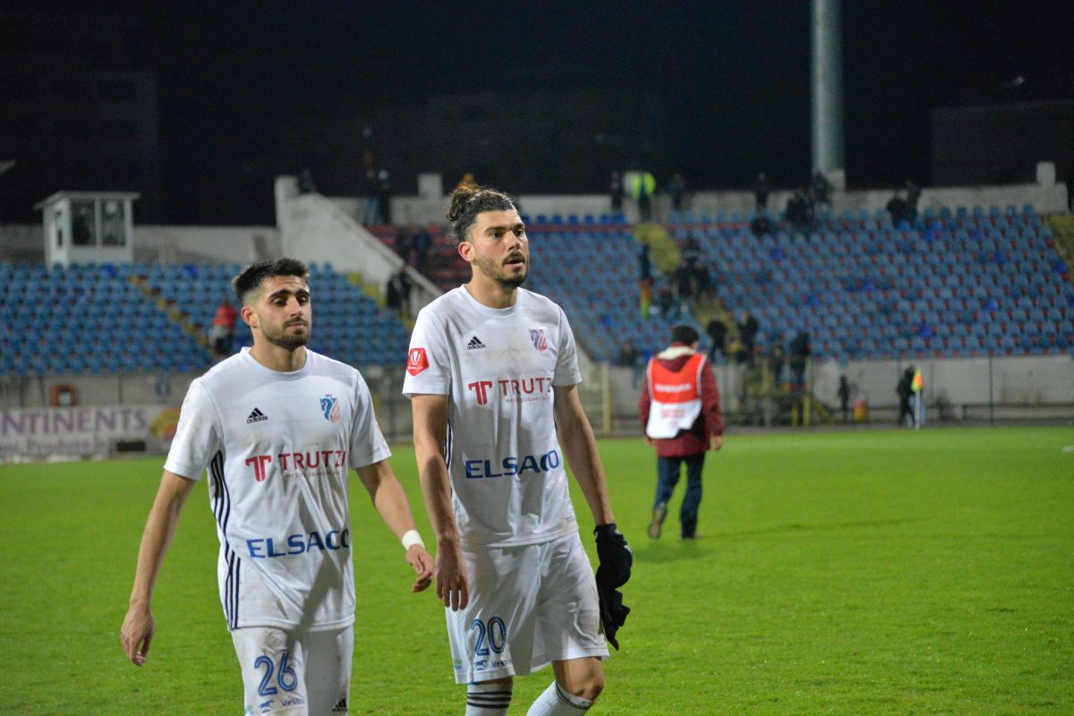 Petrescu acuză arbitrajul! Faza incriminată cu 31 de secunde înainte de egalare: „A fost clar! Trebuia să intervină VAR-ul!”