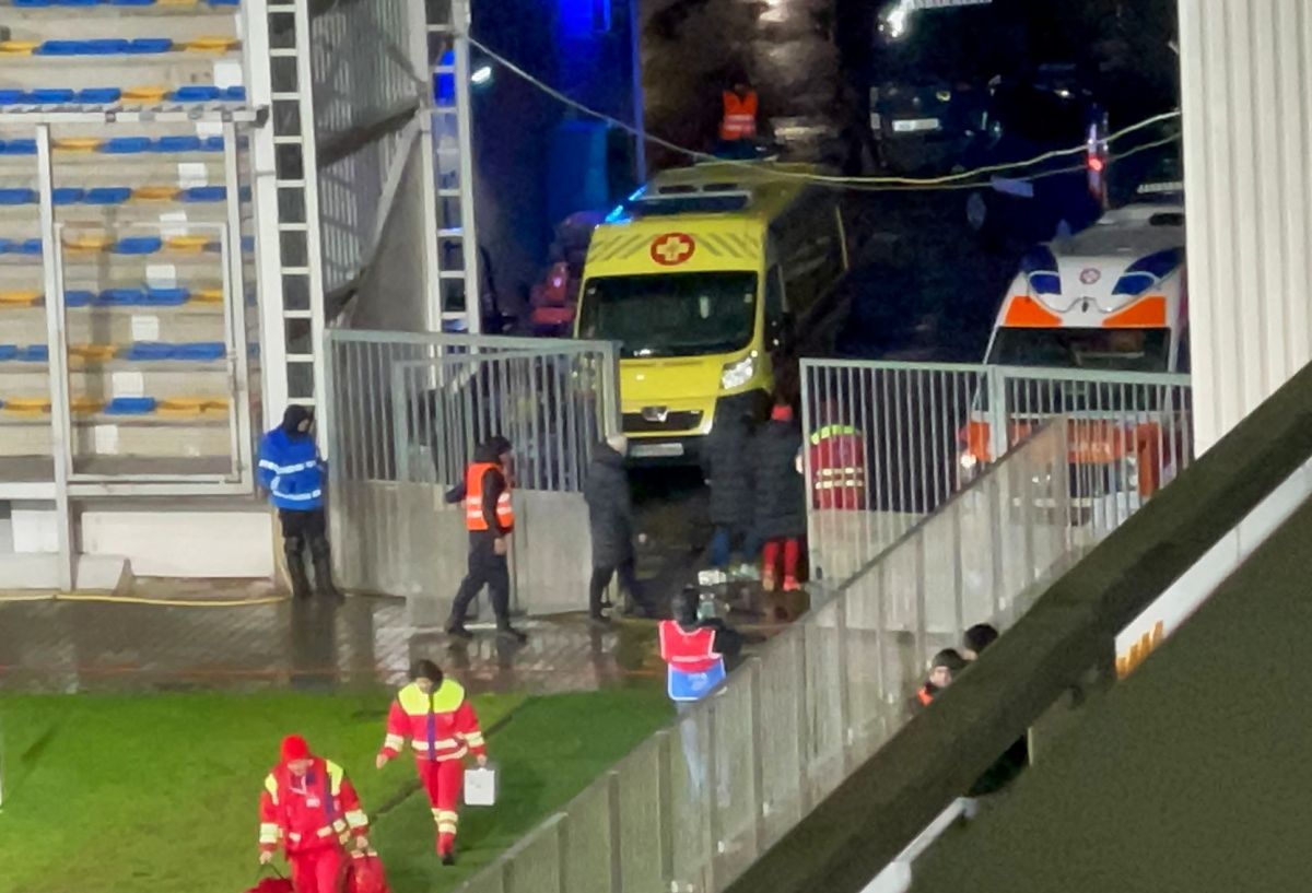 Andrea Compagno și Darius Olaru s-au dat cap în cap la jumătatea terenului, în Chindia - FCSB