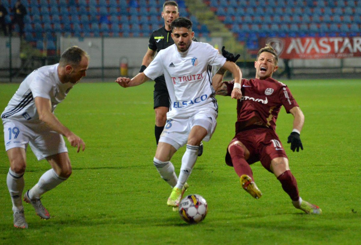 Petrescu acuză arbitrajul! Faza incriminată cu 31 de secunde înainte de egalare: „A fost clar! Trebuia să intervină VAR-ul!”