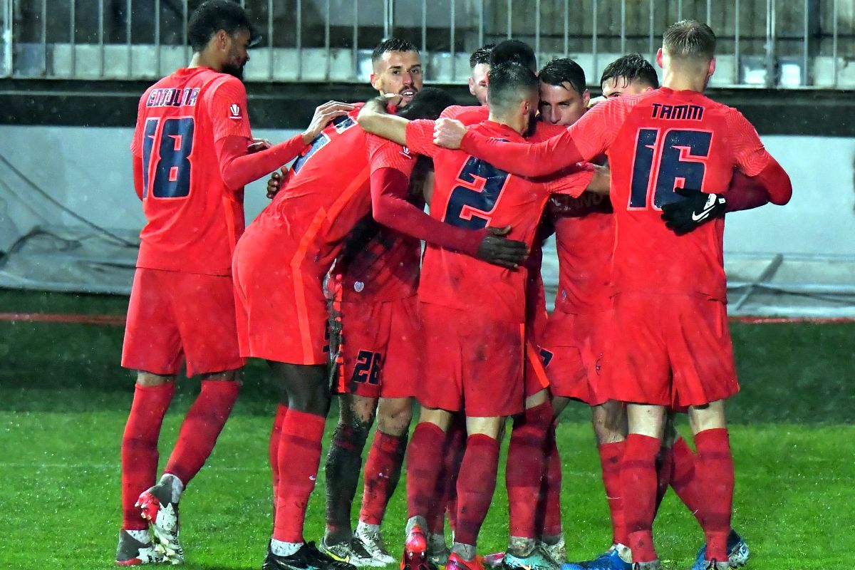 Chindia Târgoviște - FCSB 0-2. Ploaie și belșug » Roș-albaștrii câștigă în „mocirla” de la Ploiești și urcă pe podium! Cronica
