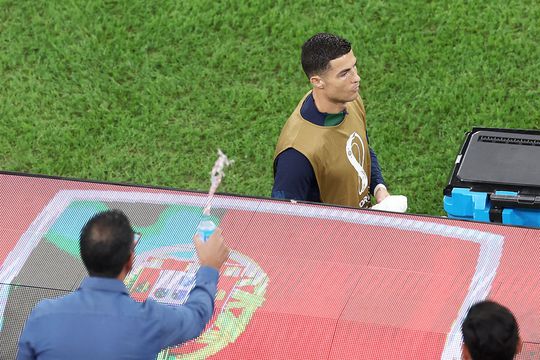 Un bărbat a aruncat apă în direcția lui Cristiano Ronaldo înainte de Maroc - Portugalia // foto: Guliver/gettyimages