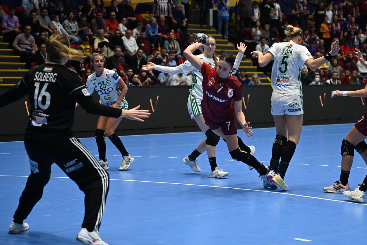 Cristi Săpunaru, dezlănțuit la „Polivalentă” » Imagini spectaculoase cu căpitanul Rapidului: ultras veritabil la duelul handbalistelor cu Gyor