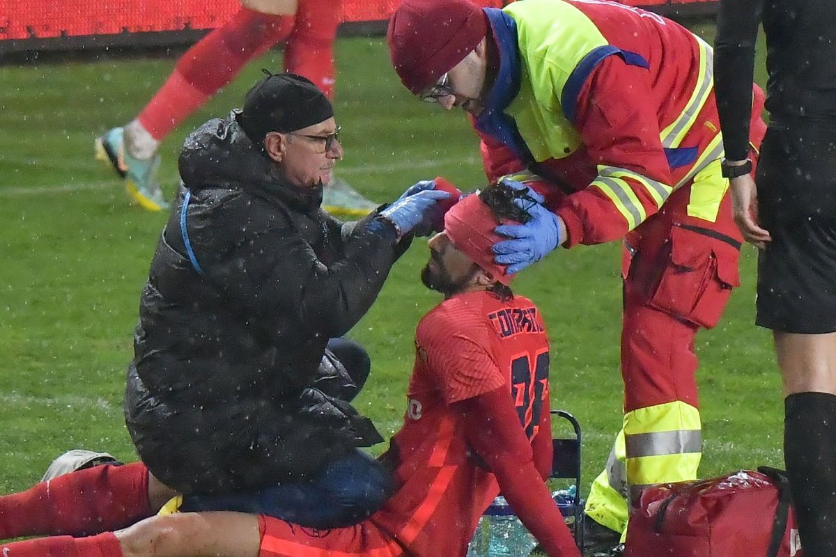 Ghinion teribil pentru FCSB: două pierderi uriașe după doar 7 minute » Compagno și Olaru, schimbați și duși la spital după o ciocnire violentă!