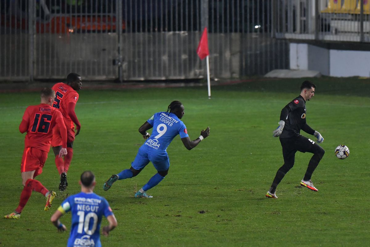 Chindia Târgoviște - FCSB 0-2. Ploaie și belșug » Roș-albaștrii câștigă în „mocirla” de la Ploiești și urcă pe podium! Cronica