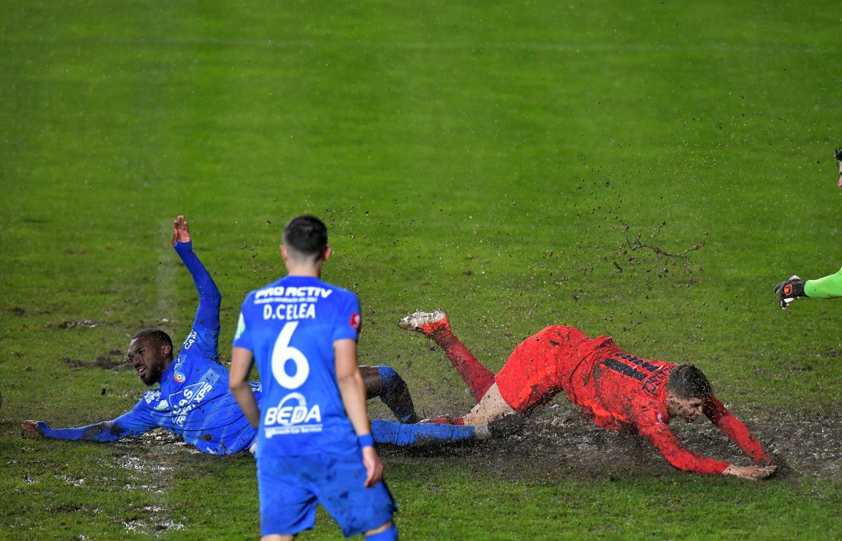 Ghinion teribil pentru FCSB: două pierderi uriașe după doar 7 minute » Compagno și Olaru, schimbați și duși la spital după o ciocnire violentă!