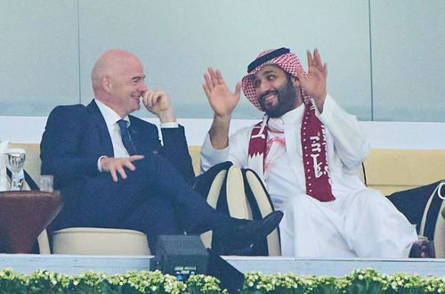 Prințul moștenitor saudit Mohammed bin Salman, la Mondialul din Qatar, alături de Gianni Infantino, președintele FIFA Foto: Imago