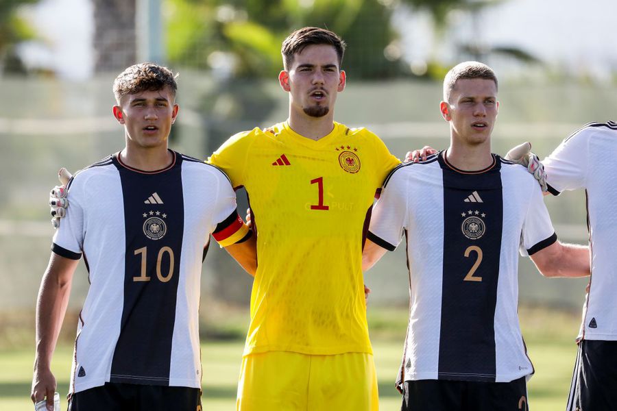 Dennis Seimen (în galben), la naționala U19 a Germaniei, în septembrie 2023 Foto: Guliver/GettyImages Descoperirea GSP » Avem iarăși un fotbalist în Bundesliga! Iar Stuttgart nici nu știe că are un român în lot! „Vrem ca într-o zi să stea în poarta lui VfB”